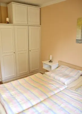 Ein Bett oder Betten in einem Zimmer der Unterkunft Ferienresidenz Chiemseestrand Nr. 8