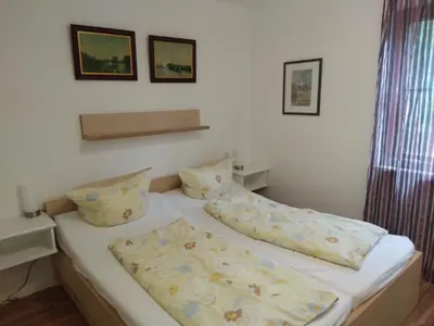 Ein Bett oder Betten in einem Zimmer der Unterkunft Ferienresidenz Chiemseestrand Nr. 8