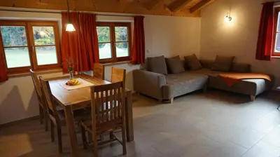 Ein Sitzbereich in der Unterkunft Hölzlhof