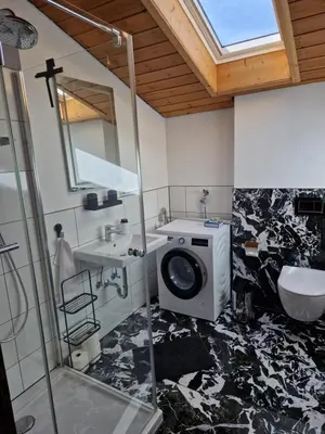 Ein Badezimmer in der Unterkunft Chalet Chiemgau 90 qm 3 Zimmer Balkon
