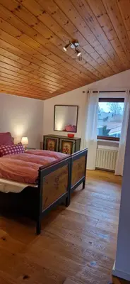 Ein Bett oder Betten in einem Zimmer der Unterkunft Chalet Chiemgau 90 qm 3 Zimmer Balkon