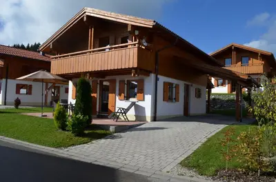 Das Gebäude in dem sich das Ferienhaus befindet