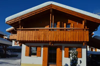 Das Gebäude in dem sich das Ferienhaus befindet