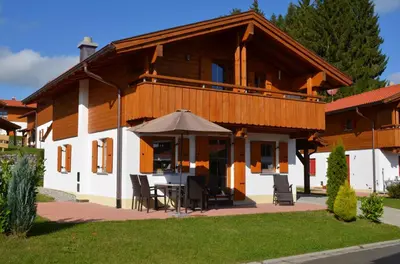 Das Gebäude in dem sich das Ferienhaus befindet