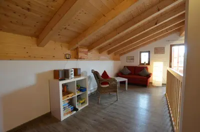 Ein Sitzbereich in der Unterkunft Feriendorf Via Claudia Haus 42 Onkel Leo
