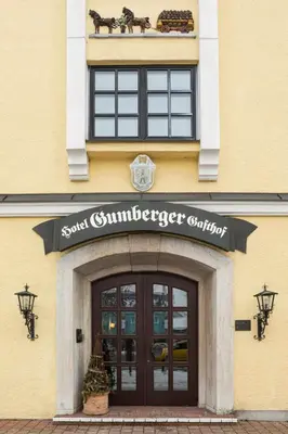 Eine Fassade oder ein Eingang zu Hotel Gumberger GmbH Garni