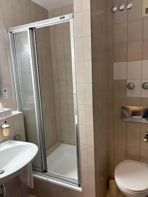 Ein Badezimmer in der Unterkunft Hotel Gumberger GmbH Garni