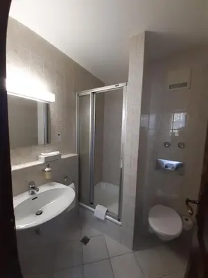 Ein Badezimmer in der Unterkunft Hotel Gumberger GmbH Garni