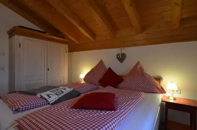 Ein Bett oder Betten in einem Zimmer der Unterkunft Feriendorf Via Claudia Haus 52 Bunte Kuh