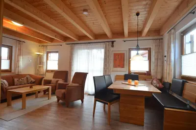 Ein Sitzbereich in der Unterkunft Feriendorf Via Claudia Haus 53 Alpenrose