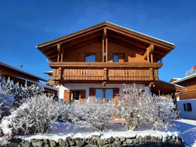 Das Gebäude in dem sich das Ferienhaus befindet