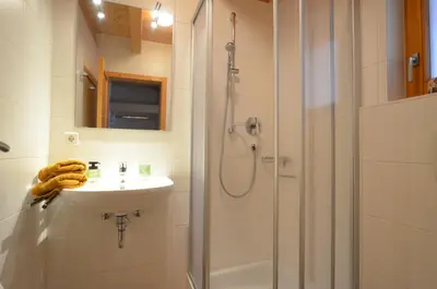 Ein Badezimmer in der Unterkunft Feriendorf Via Claudia Haus 53 Alpenrose