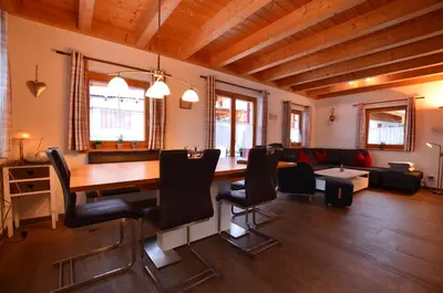 Ein Sitzbereich in der Unterkunft Feriendorf Via Claudia Haus 58 Alpenliebe
