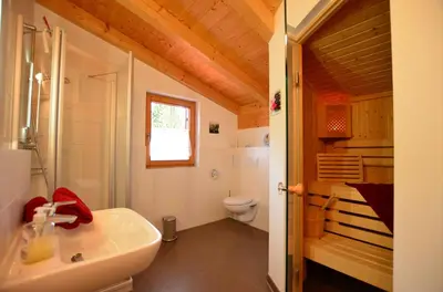 Ein Badezimmer in der Unterkunft Feriendorf Via Claudia Haus 58 Alpenliebe