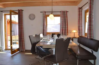 Ein Sitzbereich in der Unterkunft Feriendorf Via Claudia Haus 58 Alpenliebe