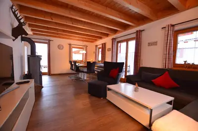 Ein Sitzbereich in der Unterkunft Feriendorf Via Claudia Haus 58 Alpenliebe
