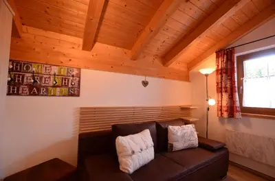 Ein Sitzbereich in der Unterkunft Feriendorf Via Claudia Haus 59 Gamsbock