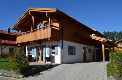 Das Gebäude in dem sich das Ferienhaus befindet