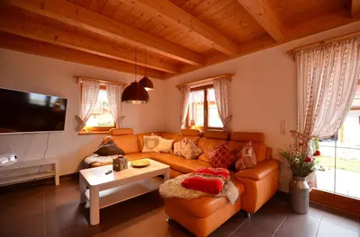 Ein Sitzbereich in der Unterkunft Feriendorf Via Claudia Haus 64 Berg- und Seetraum