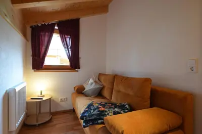 Ein Sitzbereich in der Unterkunft Feriendorf Via Claudia Haus 64 Berg- und Seetraum