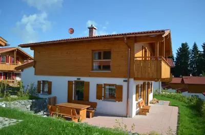 Das Gebäude in dem sich das Ferienhaus befindet