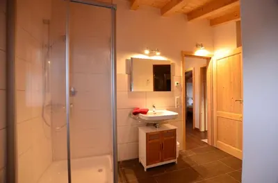 Ein Badezimmer in der Unterkunft Feriendorf Via Claudia Haus 70 Augusta