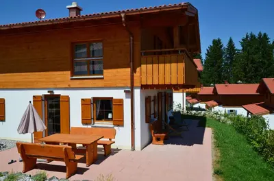 Das Gebäude in dem sich das Ferienhaus befindet
