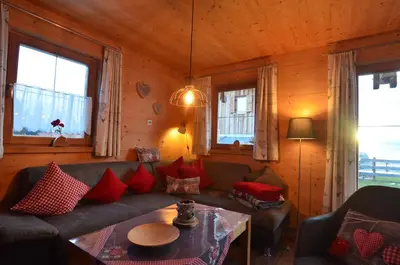 Ein Sitzbereich in der Unterkunft Feriendorf Via Claudia Haus 74 Allgäuglück