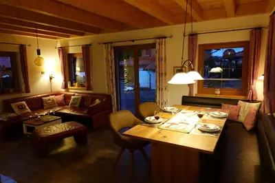 Ein Sitzbereich in der Unterkunft Feriendorf Via Claudia Haus 81 Eulennest