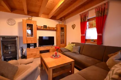 Ein Sitzbereich in der Unterkunft Feriendorf Via Claudia Haus 82 Alpensee