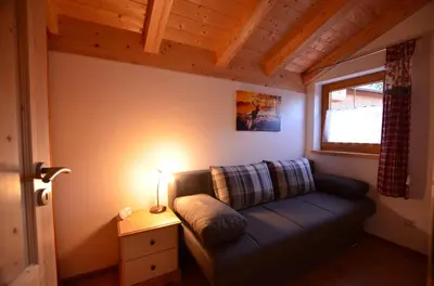 Ein Sitzbereich in der Unterkunft Feriendorf Via Claudia Haus 82 Alpensee