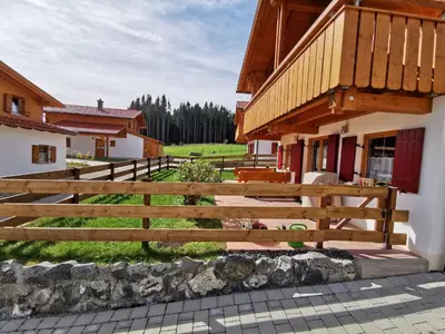 Das Gebäude in dem sich das Ferienhaus befindet