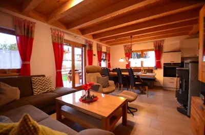 Ein Sitzbereich in der Unterkunft Feriendorf Via Claudia Haus 82 Alpensee