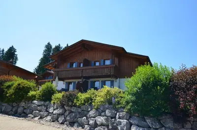 Das Gebäude in dem sich das Ferienhaus befindet