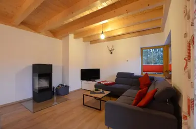 Ein Sitzbereich in der Unterkunft Feriendorf Via Claudia Haus 78 Platzhirsch