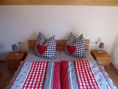 Ein Bett oder Betten in einem Zimmer der Unterkunft Feriendorf Via Claudia Haus 78 Platzhirsch