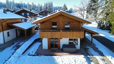 Das Gebäude in dem sich das Ferienhaus befindet