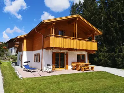 Das Gebäude in dem sich das Ferienhaus befindet