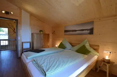 Ein Bett oder Betten in einem Zimmer der Unterkunft Feriendorf Via Claudia Haus 75 Waldromantik