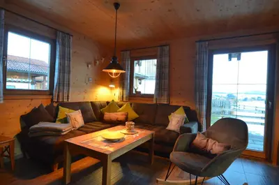 Ein Sitzbereich in der Unterkunft Feriendorf Via Claudia Haus 75 Waldromantik