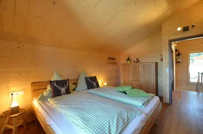 Ein Bett oder Betten in einem Zimmer der Unterkunft Feriendorf Via Claudia Haus 75 Waldromantik
