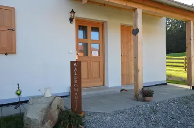 Das Gebäude in dem sich das Ferienhaus befindet