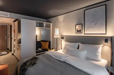 Ein Bett oder Betten in einem Zimmer der Unterkunft Revo Munich