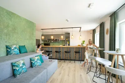 Ein Sitzbereich in der Unterkunft Snooze Apartments Alling