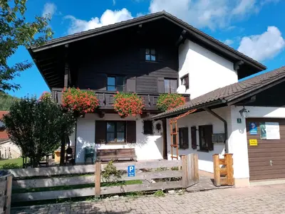 Das Gebäude in dem sich die Ferienwohnung befindet