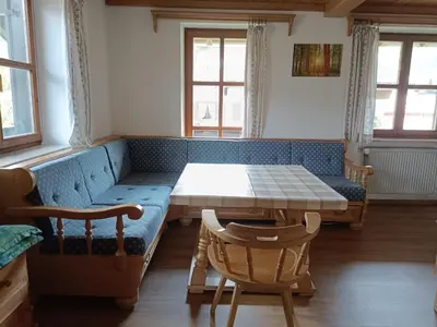 Ein Sitzbereich in der Unterkunft Gipfelblick am Wössenerbach