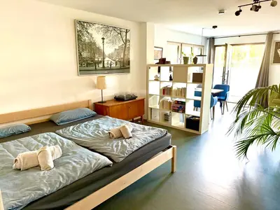 Ein Bett oder Betten in einem Zimmer der Unterkunft Helle Souterrain Wohnung in Laufnähe zum Wörthsee