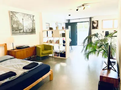 Ein Bett oder Betten in einem Zimmer der Unterkunft Helle Souterrain Wohnung in Laufnähe zum Wörthsee
