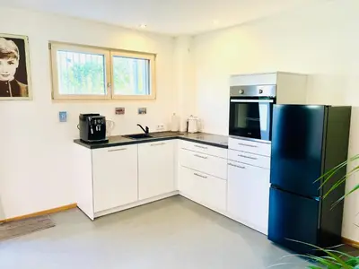 Küche/Küchenzeile in der Unterkunft Helle Souterrain Wohnung in Laufnähe zum Wörthsee