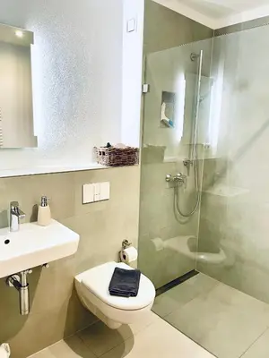 Ein Badezimmer in der Unterkunft Helle Souterrain Wohnung in Laufnähe zum Wörthsee